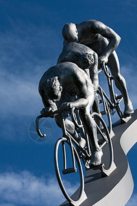 三个在斜坡上的骑自行车的人速度跑步者传奇历史跑步轮子雕塑齿轮蓝色戏剧性图片