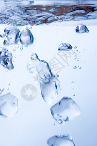 冰立方体飞溅冰块行动立方体对象宏观颜色液体蓝色气泡图片