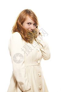 年轻的红发年轻女人 用冬衣蒙住她的脸图片