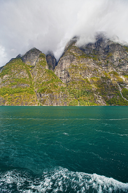 Geiranger 视图植物群峡湾美丽地区反射山坡国家石头巡航天空图片