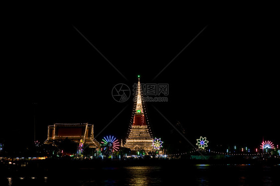 夜间泰国神庙装饰图片