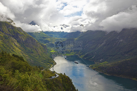 Geiranger 视图美丽悬崖旅行国家天空山坡石头海岸反射海洋图片