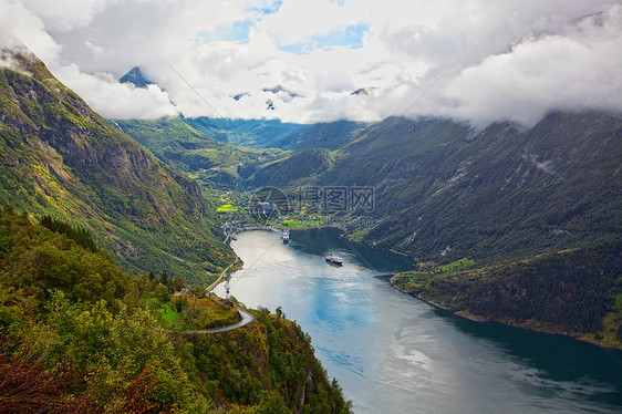 Geiranger 视图美丽海洋海岸树木国家悬崖植物群石头地区蓝色图片