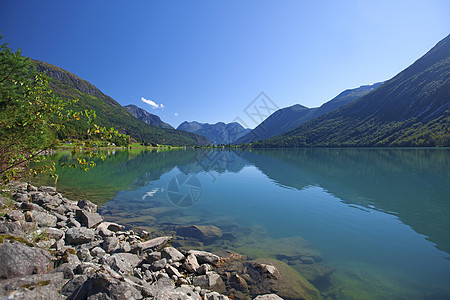 挪威的斯特林植物群峡湾反射悬崖山坡旅行国家岩石海洋地区图片