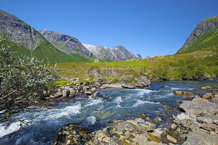 挪威的斯特林天空蓝色峡湾山坡反射美丽植物群国家石头岩石图片