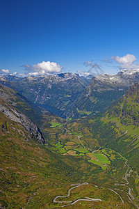 Geiranger 视图悬崖美丽海岸山坡村庄旅行反射岩石血管爬坡图片