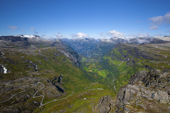 Geiranger 视图蓝色海洋村庄血管植物群天空国家美丽巡航反射图片