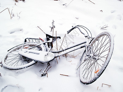 雪中自行车雪堆闲暇把手城市踏板下雪季节轮子车辆暴风雪图片