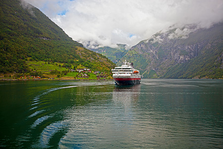 Geiranger 视图美丽地区峡湾天空蓝色反射巡航悬崖旅行海岸图片