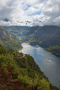 Geiranger 视图山坡悬崖爬坡巡航岩石美丽峡湾地区树木血管图片