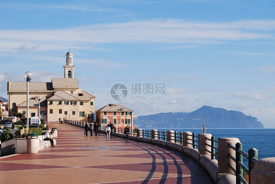 意大利利古里亚州热那亚中心房子喷泉胡同历史摩天大楼海滩船运石墨墙壁图片