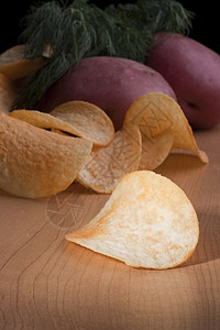 土豆薯片食物金子芯片油炸粉色蔬菜营养黄色噼啪圆形图片