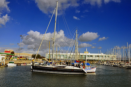 游艇运输假期码头海岸线场景蓝色奢华天际景观乘客图片