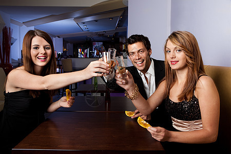 朋友小组共同组成女性乐趣派对夫妻男人庆典酒精酒吧聚会衣冠图片