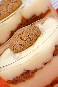 香草奶果和阿玛瑞蒂甜甜点奶制品美食奶油玻璃饼干食物杯子宏观图片