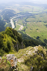 美丽的山区风景苔藓全景天际太阳蓝色衬套土地天空绿色跳闸图片