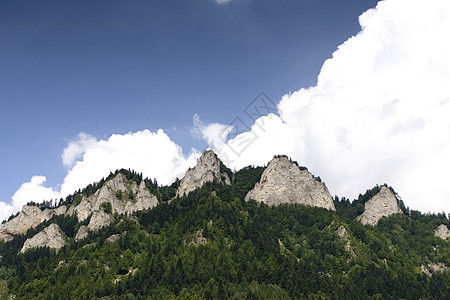 美丽的山区风景太阳衬套绿色全景土地巅峰蓝色天际跳闸森林图片