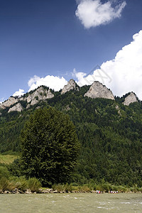 美丽的山区风景太阳衬套土地巅峰天际苔藓跳闸森林蓝色全景图片