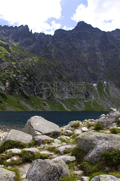 湖边的山脉天际天空蓝色全景石头绿色土地苔藓跳闸巅峰图片