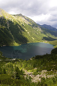 湖边的山脉石头绿色风景跳闸天际苔藓森林土地天空巅峰图片