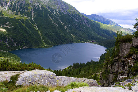 湖边的山脉蓝色风景衬套巅峰土地天空绿色太阳森林石头图片