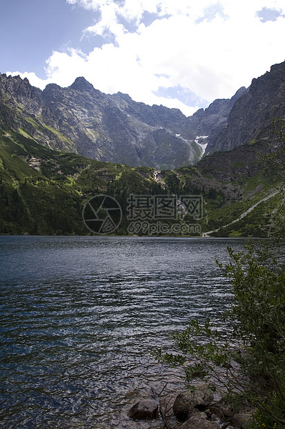 Tatra山苔藓蓝色风景天际石头衬套山脉全景天空绿色图片