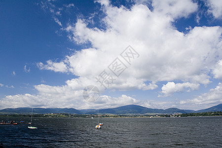 山区的美丽景色和风景太阳森林苔藓全景天际跳闸巅峰蓝色衬套土地图片