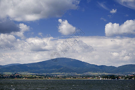 美丽的湖泊苔藓绿色天际全景跳闸巅峰衬套蓝色天空土地图片