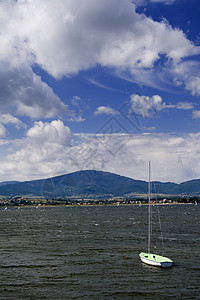 美丽的湖泊风景森林苔藓天空全景天际土地绿色太阳巅峰图片