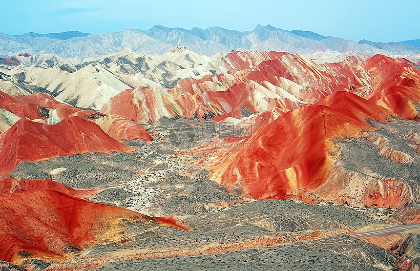 风蚀土形地质学地质旅行红色岩石地貌爬坡图片