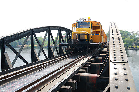 铁路桥火车图片