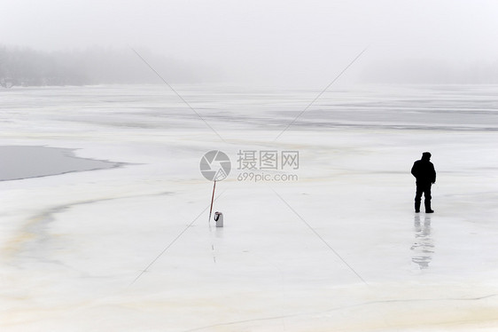孤独的渔民季节钓鱼爱好病人薄雾男性闲暇男人耐力天空图片
