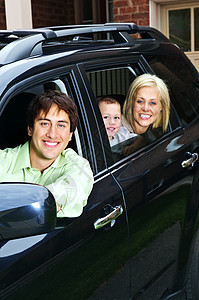 在车里的幸福家庭快乐车辆汽车孩子运动夫妻住宅女士公用事业房子图片