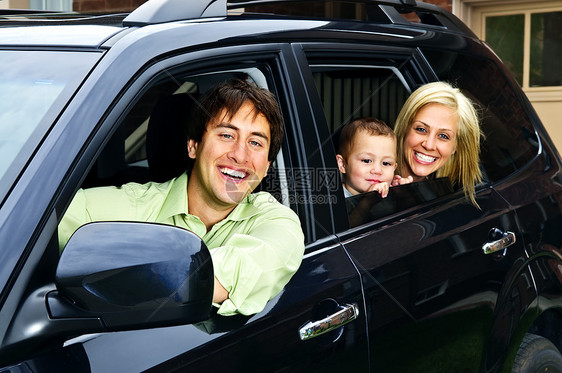 在车里的幸福家庭住宅旅行司机女性夫妻运输女士驾驶乘客母亲图片