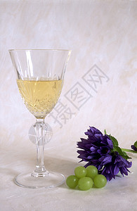 涂漆背景上的白葡萄酒杯图片