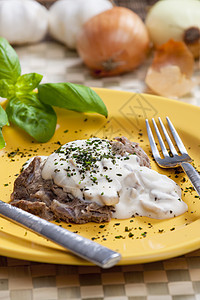 牛肉牛排和辣椒酱叉子营养盘子熟食蔬菜洋葱熟菜膳食牛扒食品图片