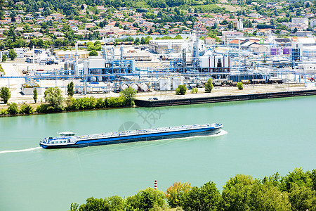 法国河上的货轮运输船只水手外观河流货船加载水路血管水运图片