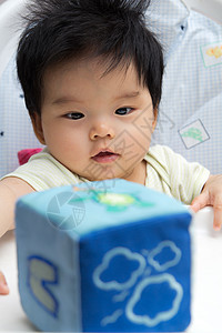 坐在高椅子上的小亚洲女婴婴儿青年女孩学习蓝色童年女儿情感儿童孩子图片