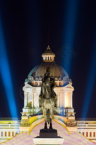 位于泰国曼谷的阿南达萨马哈姆王座大厦粉色宝座黄色城市雕塑建筑学光束庆典雕像生日图片