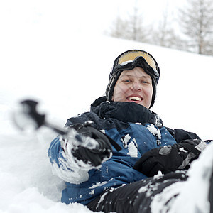 滑雪者娱乐享受微笑男人运动乐趣白色喜悦山脉旅行图片