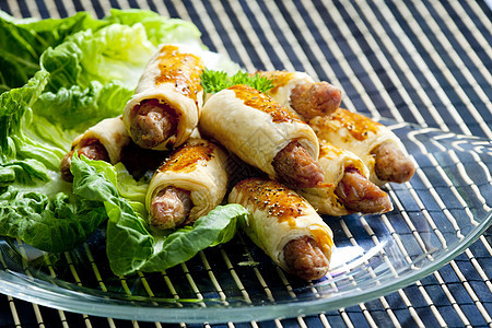 钱里有香肠糕点烘焙熟菜熟食膳食内饰盘子熏制品菜肴营养图片