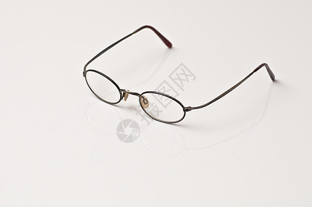 白色背景上带黑色圆边框的玻璃眼镜塑料眼镜阅读框架反射验光师近视乐器阴影玻璃图片