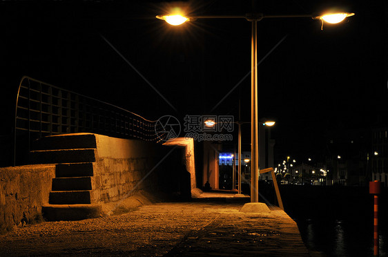 夜里闪亮的灯光楼梯橙子黄色邮政港口石头城市图片