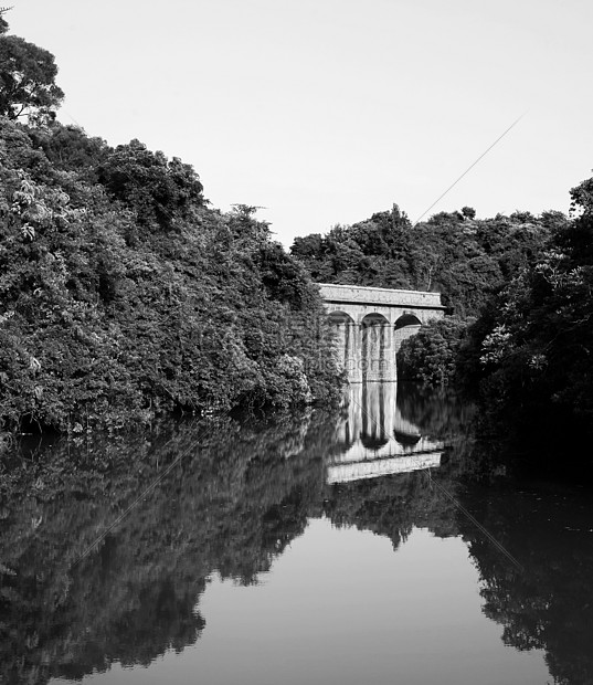 黑色和白色的石桥图片