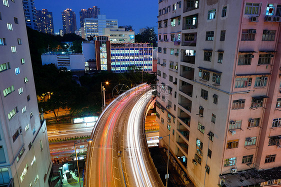 夜间交通小径蓝色景观大灯驾驶天空时间尾巴旅行速度图片