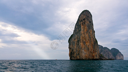 海上的悬崖海洋岩石天空多云环境石头地平线图片