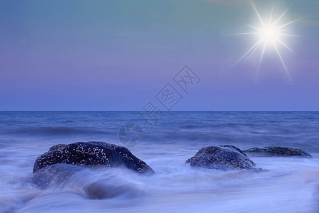 日落天空潮汐支撑泡沫飞溅蓝色海洋海景旅行岩石背景图片