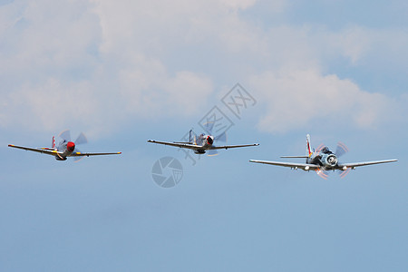三架战机在飞行中图片
