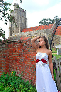 教堂外的新娘女孩婚礼乡村红色国家教会背景图片