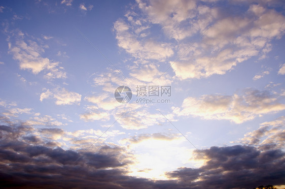 清晨的天空充满云彩天堂白色蓝色柔软度云景阳光天气气候多云晴天图片